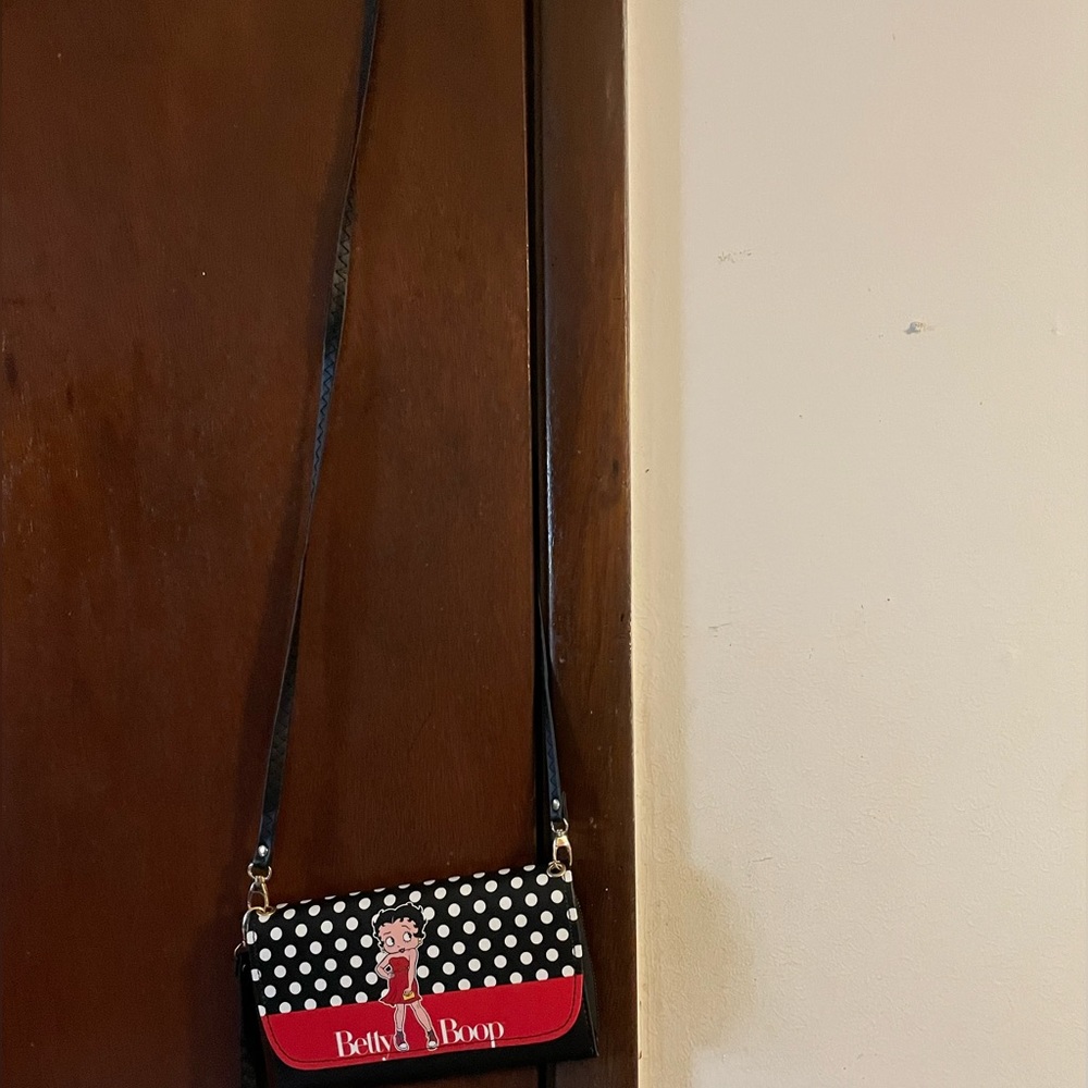 Woman - Picture 2 of 6